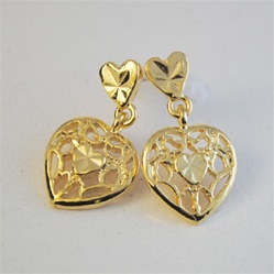 Wholesale 14KT Gold Post Earrings Filigree Heart Dangle Earrings 
Elegant gold tone heart dangle earrings with 14kt gold post. (1 dozen minimum)